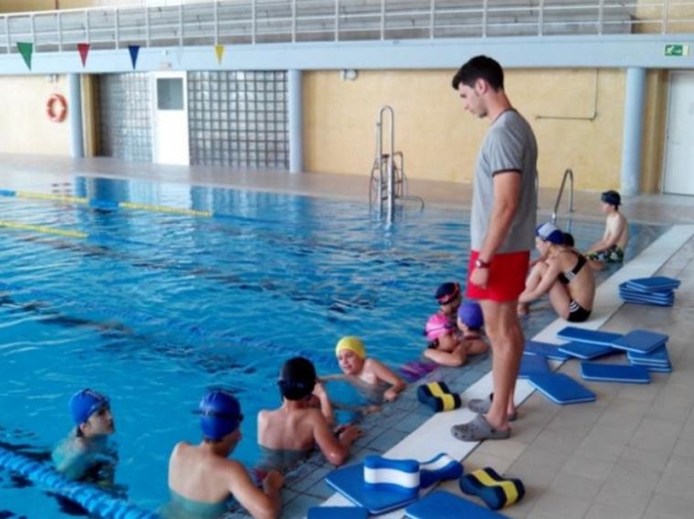  孩子们在泳池边你的显示器